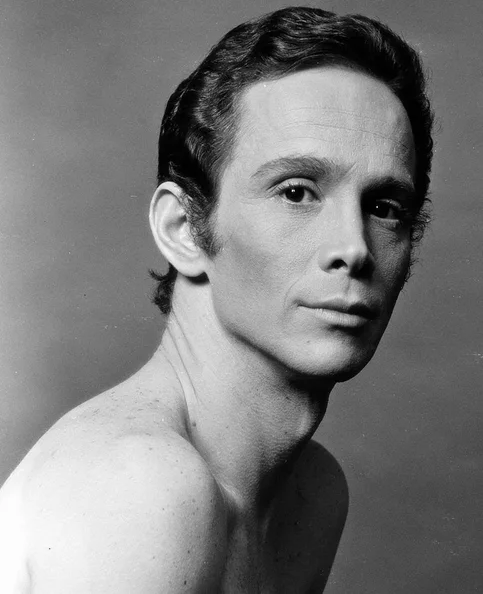 Joel Grey - Biography, Age, Net Worth, Career & Family Favourites