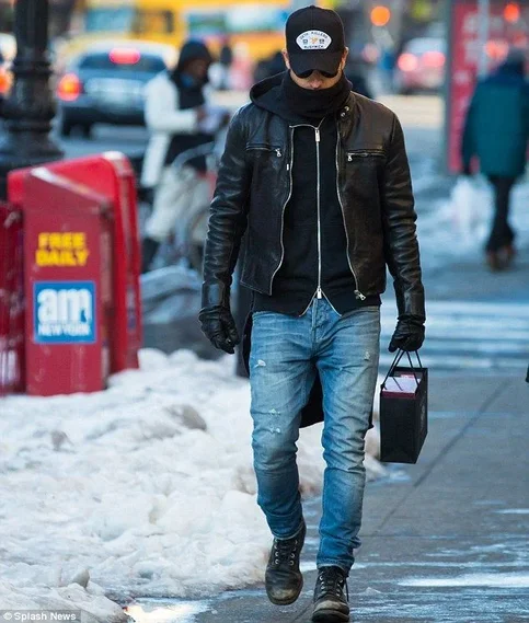 Justin Theroux - Biography, Age, Net Worth, Career & Family Cost of Becoming