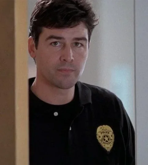 Kyle Chandler - Biography, Age, Net Worth, Career & Family Favourites