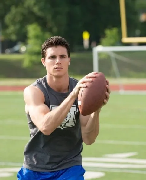 Robbie Amell - Biography, Age, Net Worth, Career & Family Favourites