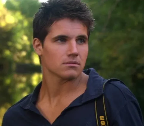 Robbie Amell - Biography, Age, Net Worth, Career & Family Timeline