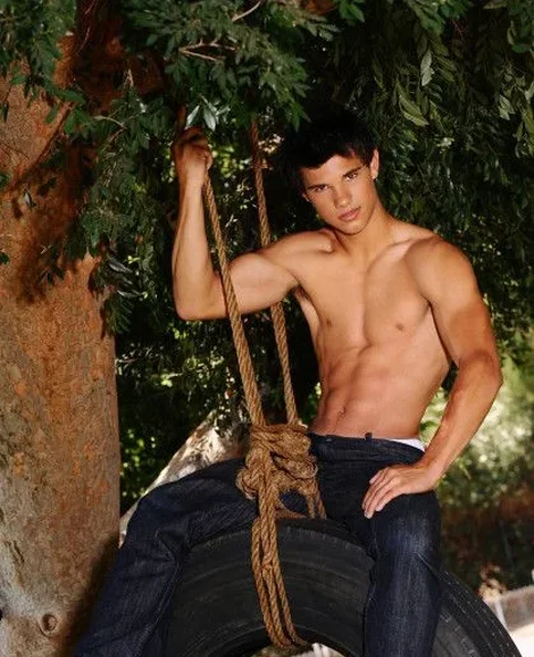 Taylor Lautner - Biography, Age, Net Worth, Career & Family Favourites